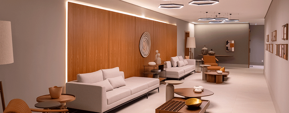 Hall com esculturas e obras de arte em composição elegante e iluminação natural.