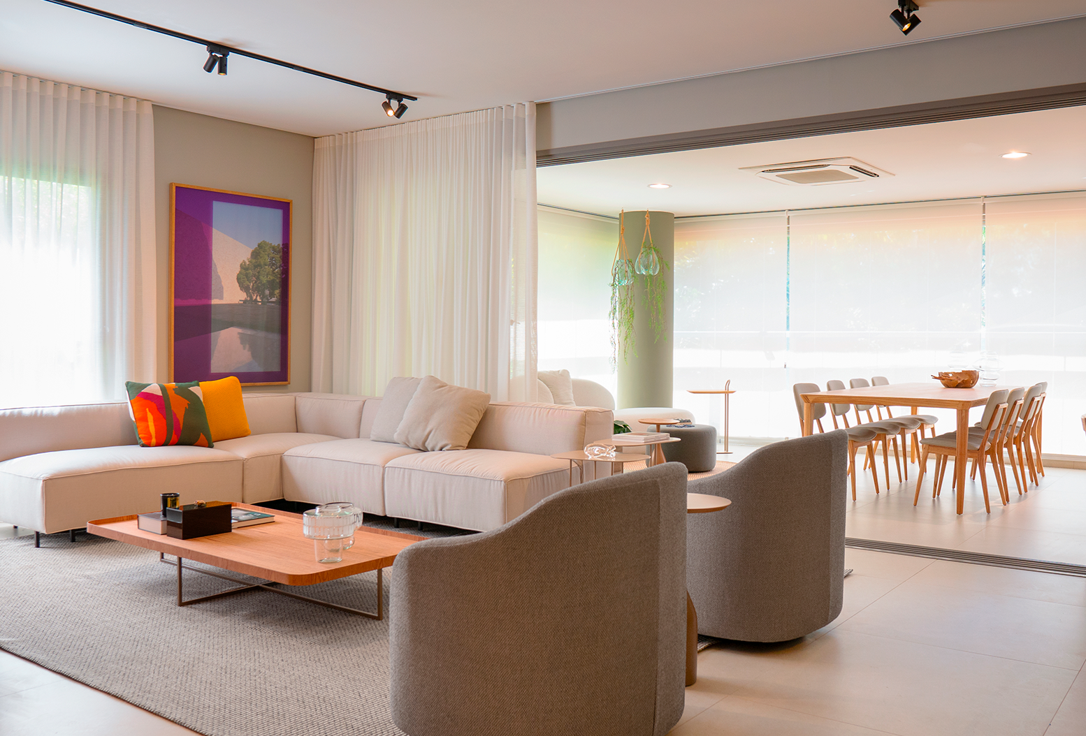 Sala com obra em destaque sobre parede de madeira e iluminação suave.