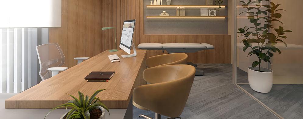 Consultório elegante com mesa de atendimento, computador, cadeira para pacientes, maca e estantes iluminadas.