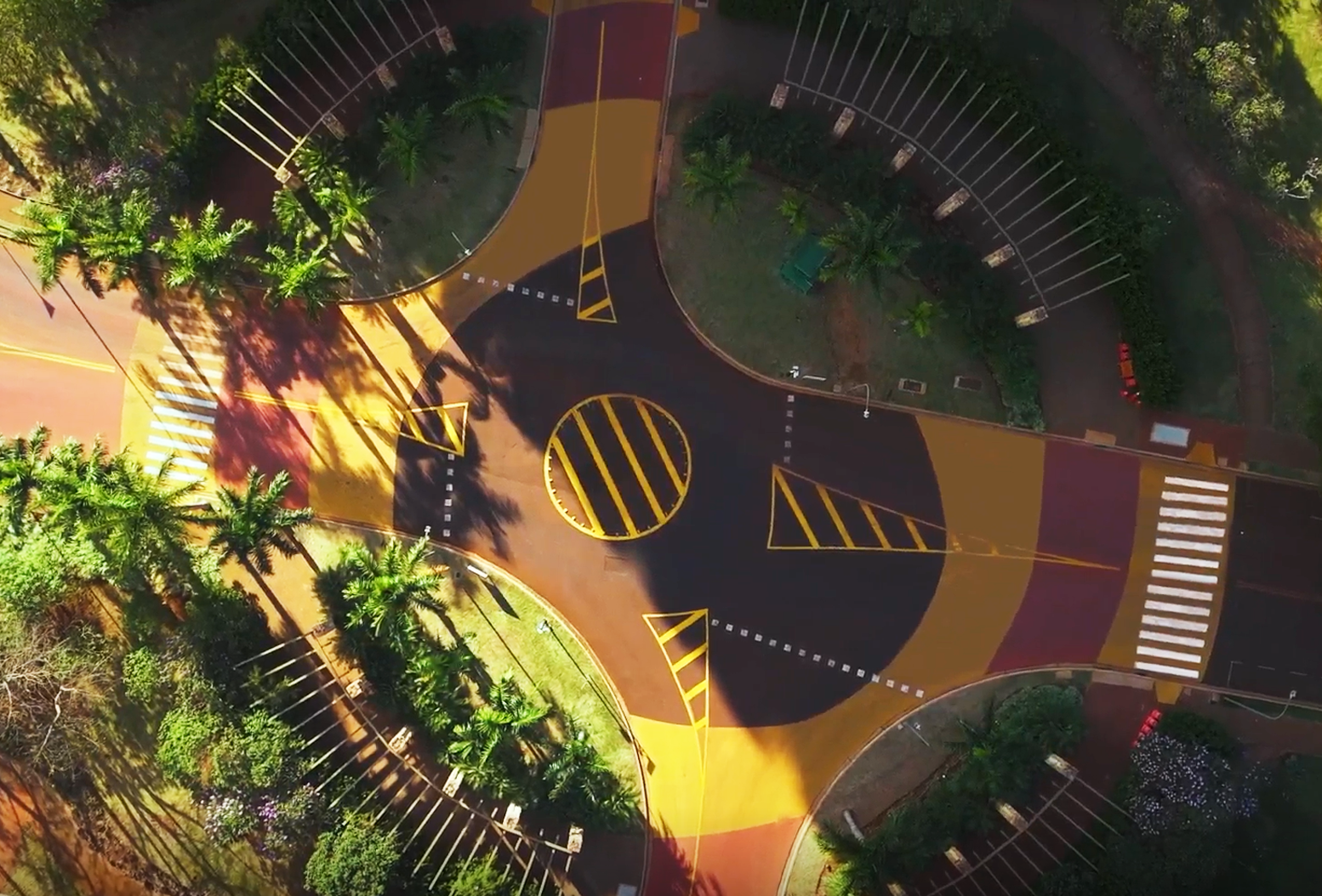 Imagem da rotunda organizando o caminho para veículos, pedestres e espaços de convívio como pergolados.