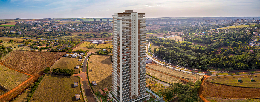 Vista aérea do edifício Cidade de Seattle cercado por ruas, áreas verdes e a cidade de Ribeirão Preto ao fundo