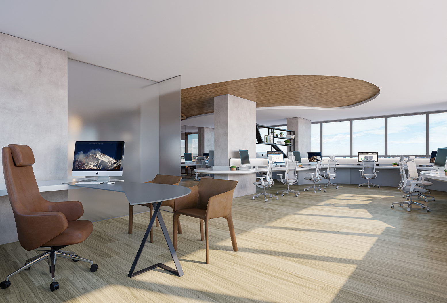 Escritório amplo e moderno, com mesa de reunião, cadeiras, computadores e janelas grandes com muita luz.