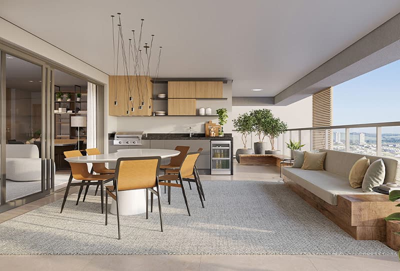 Varanda gourmet ampla com mesa, sofá, churrasqueira, plantas e vista panorâmica da cidade. 