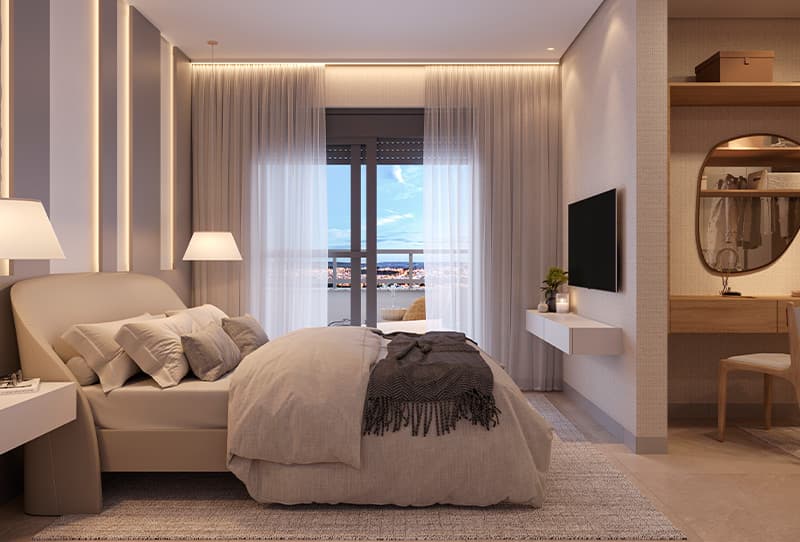 Suíte Master com cama de casal, TV, penteadeira, closet integrado e janela com vista para a cidade.