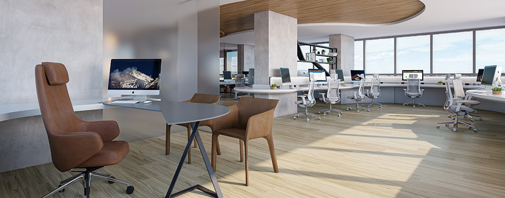 Escritório moderno e amplo, com mesas de trabalho, computadores, cadeiras e grandes janelas com luz natural.
