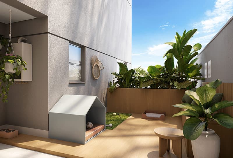 Área pet externa com casinha, comedouros, brinquedos, plantas e pequeno gramado em ambiente ensolarado.