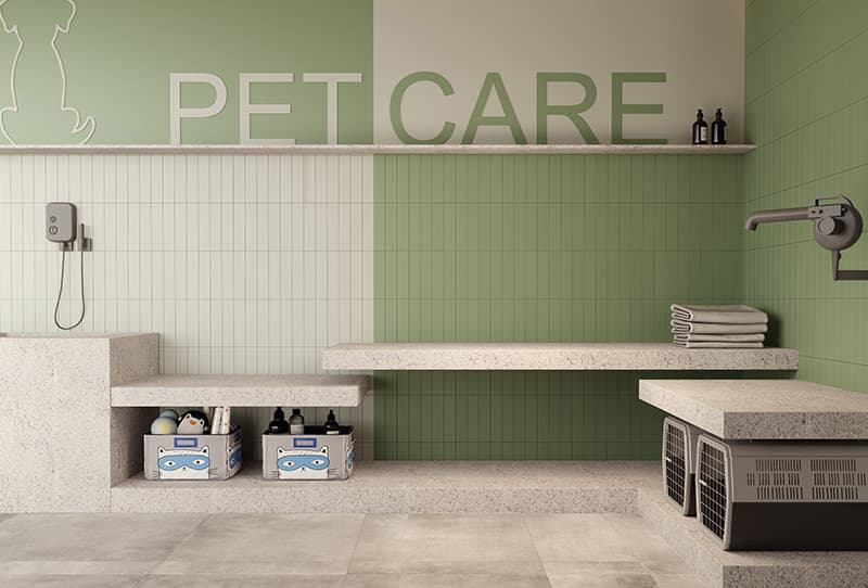 Espaço Pet Care com área de banho, bancada, secador, toalhas, produtos de higiene e caixas de transporte.